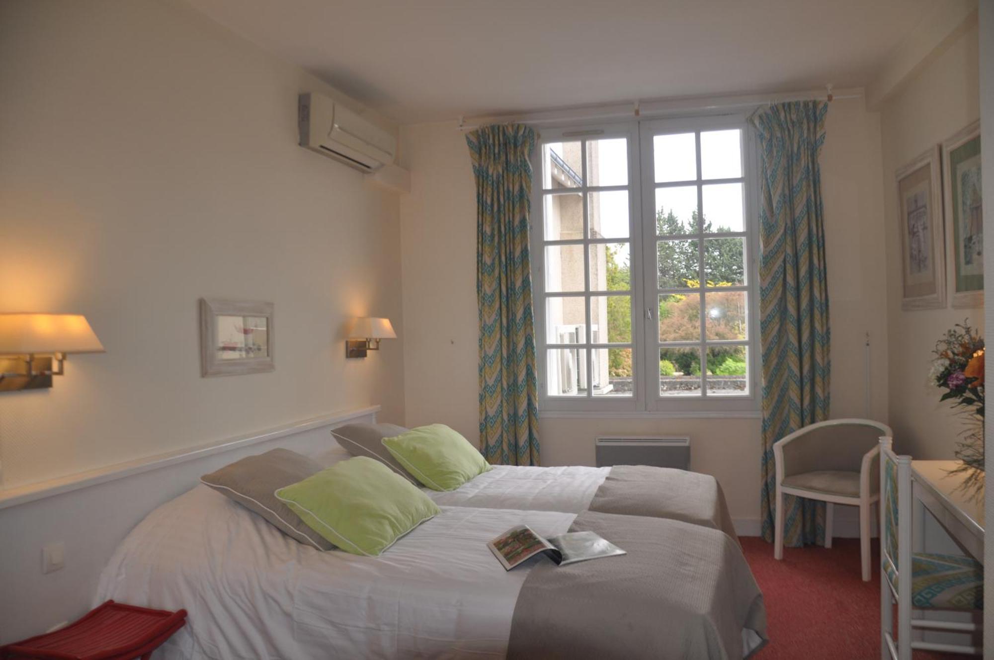 Logis Auberge Du Centre Chitenay Exterior photo