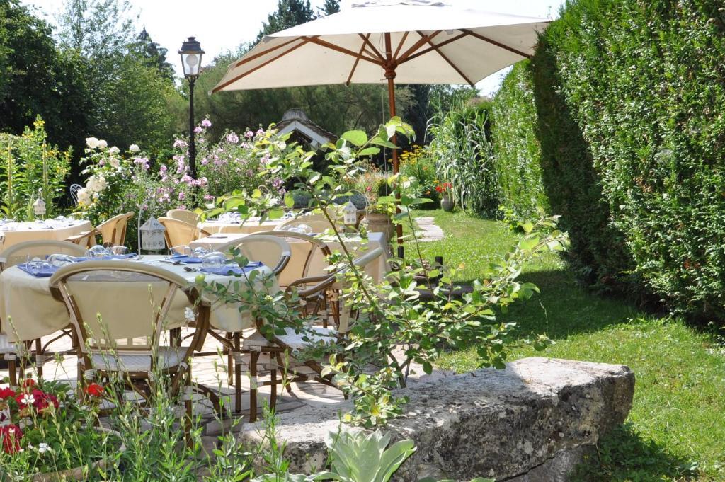Logis Auberge Du Centre Chitenay Exterior photo